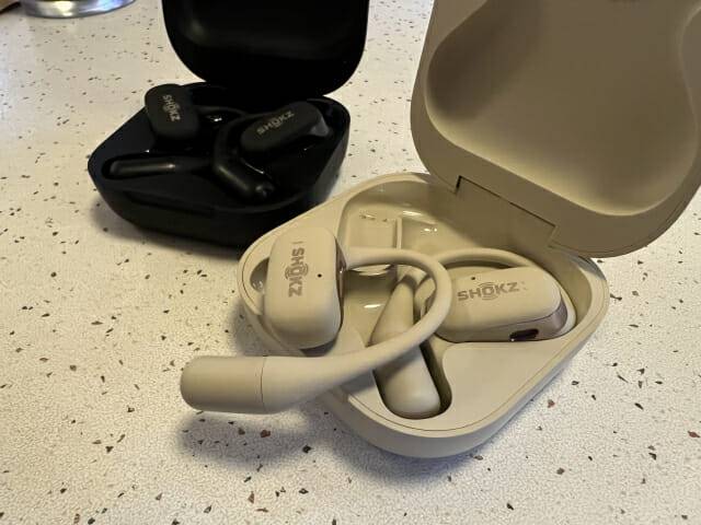 샥즈 공기전도식 이어폰 '오픈핏' 블랙·베이지 색상 (사진=지디넷코리아)