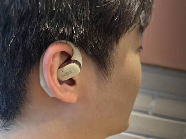 샥즈 공기전도식 이어폰 '오픈핏'을 착용한 모습 (사진=지디넷코리아)