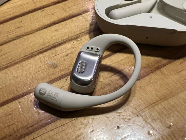 샥즈 공기전도식 이어폰 '오픈핏'의 귀를 감싸는 부분은 0.7mm 초미세 형상기억합금을 적용했다. (사진=지디넷코리아)