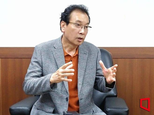 광주광역시 서구 치평동에서 14일 만난 독립유공자 고인석 선생의 후손 고욱 광복회 광주광역시지부장이 당부의 말을 전하고 있다.[사진=박진형 기자]