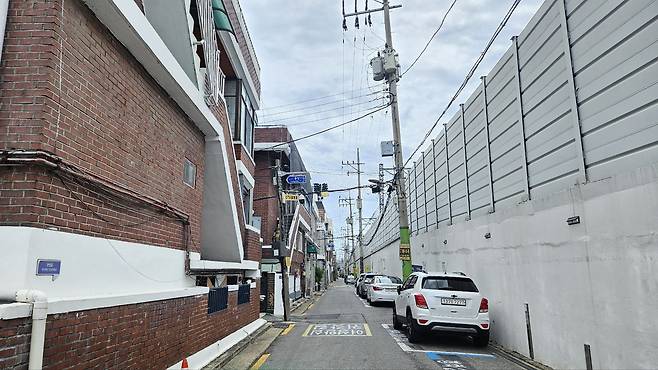 지난 9일 오후 서울 성동구 용답동 '청계 SK뷰' 공사현장에서 용답초등학교로 향하는 길목의 모습. 왼편에는 재개발 사업이 추진 중인 빌라촌이 위치해 있고, 오른편에는 용답역, 2호선 차량기지 펜스가 있다./조은임 기자