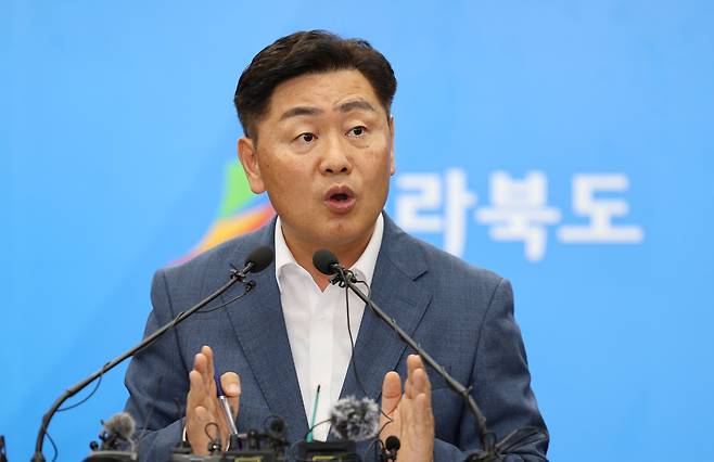 김관영 전북도지사가 14일 전북도청 브리핑룸에서 열린 2023 새만금 세계스카우트잼버리 파행과 관련 기자간담회에서 발언하고 있다. /연합뉴스