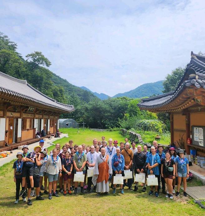 보은 속리산 법주사에서 템플스테이 체험 활동을 한  2023세계스카우트 잼버리대회 독일 대원들이 기념 촬영을 하고 있다./법주사 제공