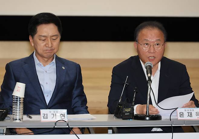 윤재옥 국민의힘 원내대표가 14일 강원 원주시 국민건강보험공단에서 열린 강원 현장최고위원회의에서 발언하고 있다. 왼쪽은 김기현 대표. 연합뉴스