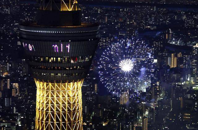 지난 7월 29일 일본 도쿄 스미다강에서 4년 만에 불꽃놀이 행사가 열렸다. 일본에서 가장 높은 구조물인 도쿄 스카이트리 옆에서 불꽃이 터지고 있다. 도쿄=교도 연합뉴스