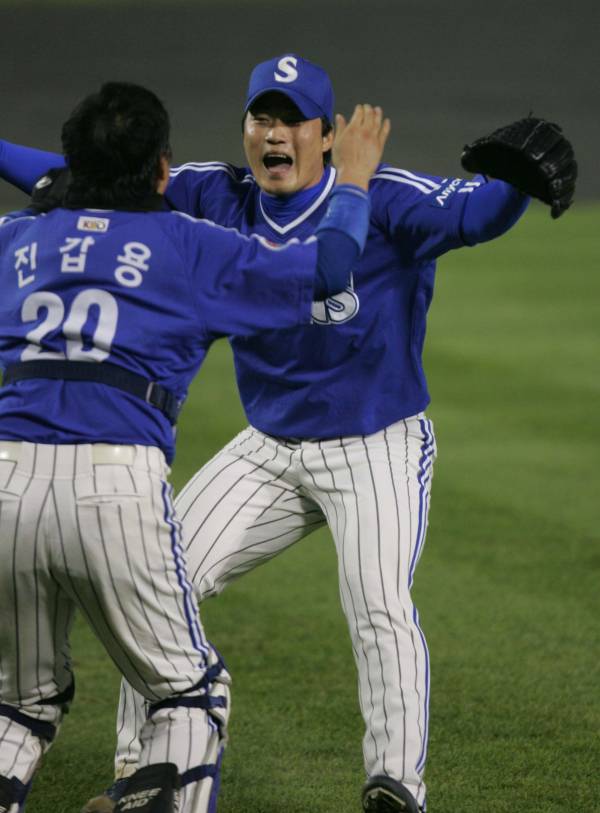 2005년 한국시리즈 우승을 확정한 뒤 투수 오승환과 기뻐하는 모습. IS포토