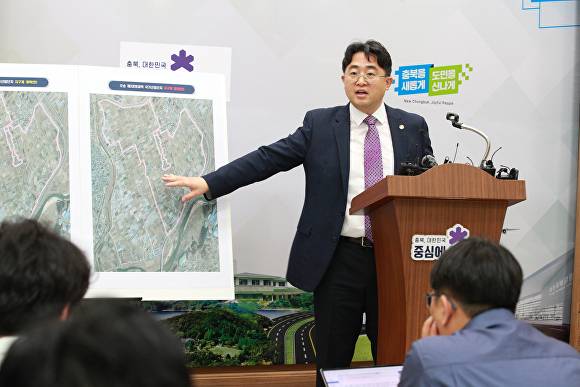 김명규 충북도 행정부지사가 14일 충북도청 브리핑룸에서 오송 제3생명과학 국가산업단지 조성에 관한 브리핑을 하고 있다. [사진=충북도]