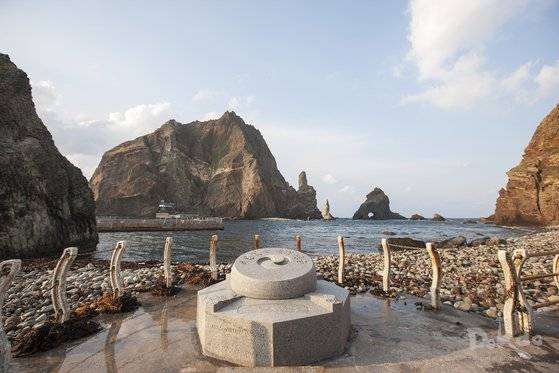 동도 몽돌해변에서 보면 대한민국 동쪽 땅끝 표지석과 함께 서도가 보인다. 독도종합정보시스템