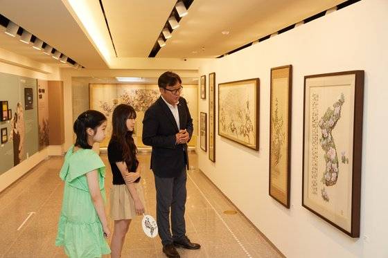 전상훈(맨 오른쪽) 실장은 “사람들이 우리 민족의 정신이 담긴 ‘나라꽃’ 무궁화에 많은 관심을 가졌으면 좋겠다”는 바람을 전했다.