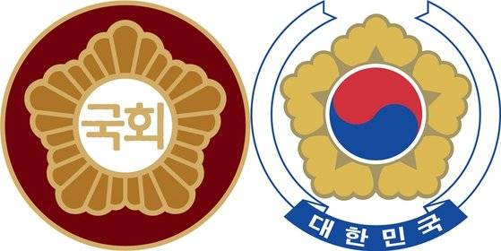 국회 휘장(왼쪽 사진)의 무궁화 꽃잎 선은 끊어지지 않고 이어져 국민과 국회가 소통하는 의미를 강조한다. 무궁화를 사용한 나라문장은 대통령표창장·국가공무원신분증 등에 사용된다.