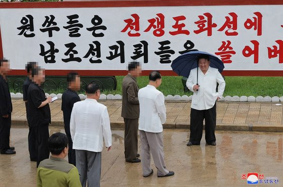 김정은 국무위원장이 지난 11~12일 주요 군수공장을 시찰하는 모습. 북한 매체들이 공개한 영상 뒷편에 '원쑤(수)들은 전쟁도화선에, 남조선괴뢰들을 쓸어버리자'라는 문구가 드러나 있다. 연합뉴스