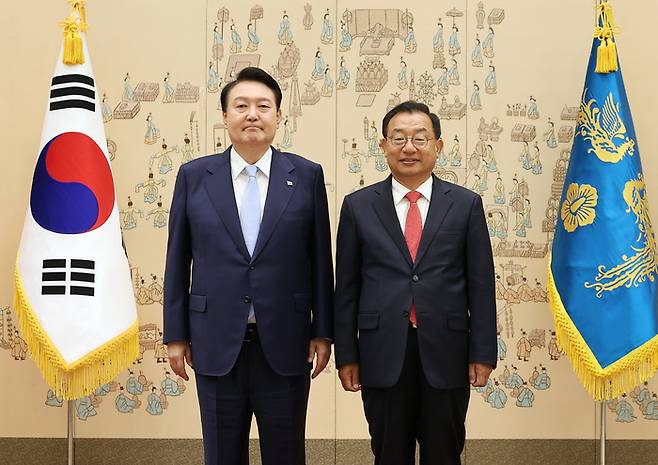이정현 지방시대위원회 부위원장(오른쪽)이 지난 7월7일 서울 용산 대통령실 청사에서 윤석열 대통령에게서 위촉장을 받은 뒤 기념촬영을 하고 있다. 연합뉴스