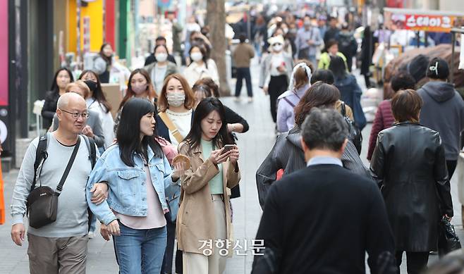 정부가 올해 내수 활성화를 위해 방한 외국인 관광객 1000만명을 유치하겠다는 목표를 발표한 지난 3월29일 서울 중구 명동거리가 시민들과 외국인들로 북적이고 있다. 한수빈 기자