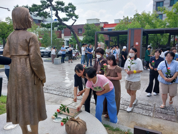 14일 경남 진주교육지원청 평화기림상 앞에서 40여 명이 참석한 가운데 제11차 세계일본군위안부기림일을 맞아 일본군위안부피해자 기림의 날 행사가 열렸다. 진주평화기림사업회 제공