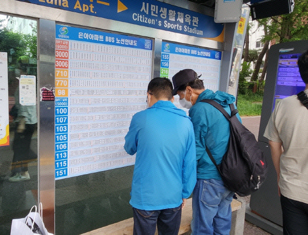 지난 6월 12일 경남 창원시 성산구 신월동 은아아파트 앞 정류장에서 시민이 개편된 버스 노선도를 보고 있다. 국제신문DB