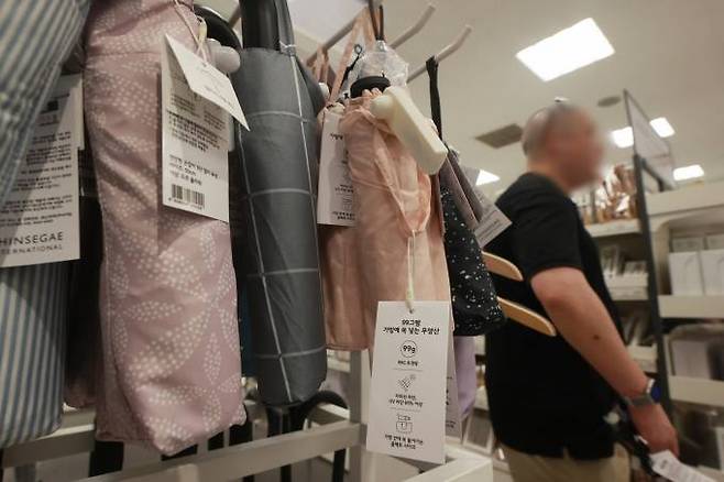 장마와 폭염이 나타나는 변덕스러운 날씨가 이어지면서 우산과 양산 겸용 제품이 인기를 끌고 있다. 지난달 11일 서울 시내 한 대형마트에 진열된 우산. 연합뉴스