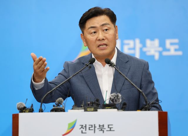 김관영 전북도지사가 14일 전북도청 브리핑룸에서 열린 2023 새만금 세계스카우트잼버리 파행과 관련한 기자회견에서 발언하고 있다. 연합뉴스