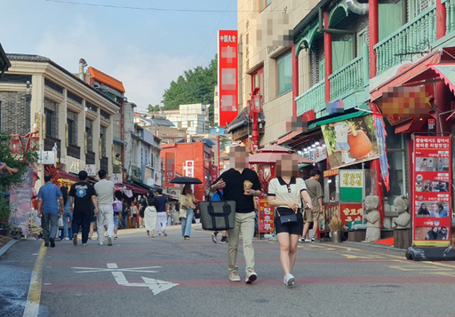 13일 오후 인천 중구 차이나타운. 많은 중국인 관광객 등이 거리를 다니면서 활기찬 모습을 보이고 있다. 지우현기자