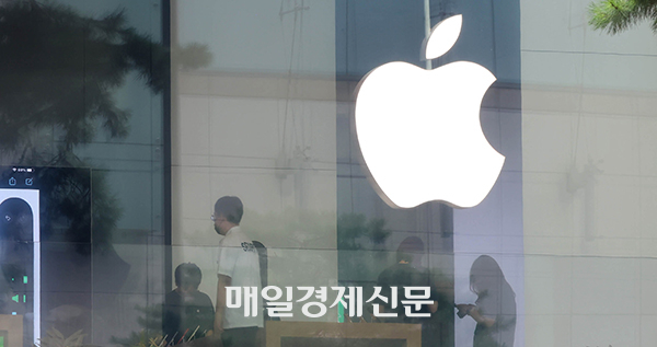 An exterior view of the Apple Myeongdong store located in the center of Seoul. [Photo by Lee Chung-woo]