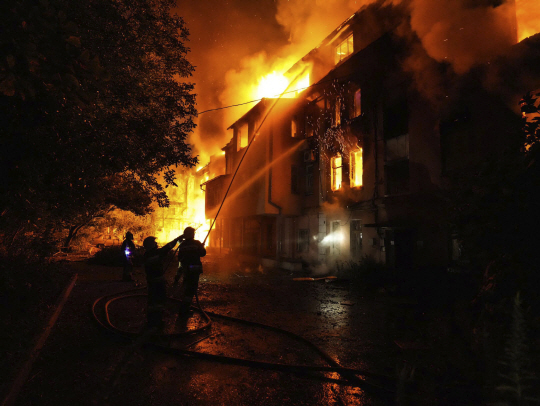 러시아 포격에 불에 타고 있는 우크라이나의 건물들. 기사와 직접 관련없음. 뉴시스