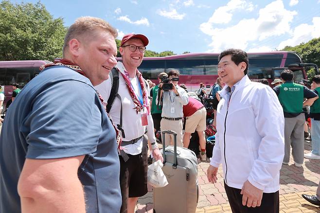 이상일 용인특례시장이 지난 8일 잼버리 대원의 임시숙소인 명지대를 찾아 대원들과 인사를 나누고 있다