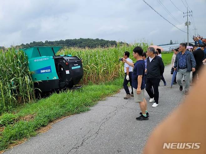 처인구 근곡리에서 축산농가를 대상으로 옥수수 수확기를 시연하는 모습