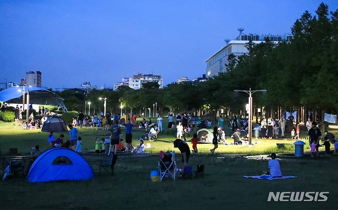 [제주=뉴시스] 우장호 기자 = 제주시 도남동 제주시민복지타운 광장이 더위를 피해 야외로 나온 시민들 북적이고 있다. woo1223@newsis.com