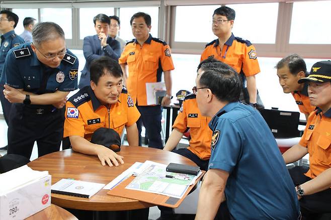 [서울=뉴시스] 남화영 소방청장이 11일 서울 마포구 상암월드컵경기장에서 김광호 서울경찰청장과 세계스카우트잼버리 폐영식과 관련해 안전대책을 논의하고 있다. (사진=소방청 제공) 2023.08.11. photo@newsis.com *재판매 및 DB 금지