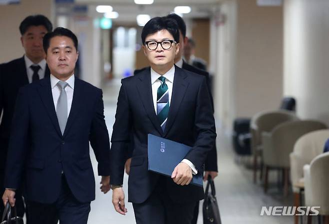 [서울=뉴시스] 배훈식 기자 = 한동훈 법무부 장관이 14일 오전 서울 종로구 정부서울청사에서 광복절 특사 대상자 발표를 위해 브리핑실로 향하고 있다. 2023.08.14. dahora83@newsis.com