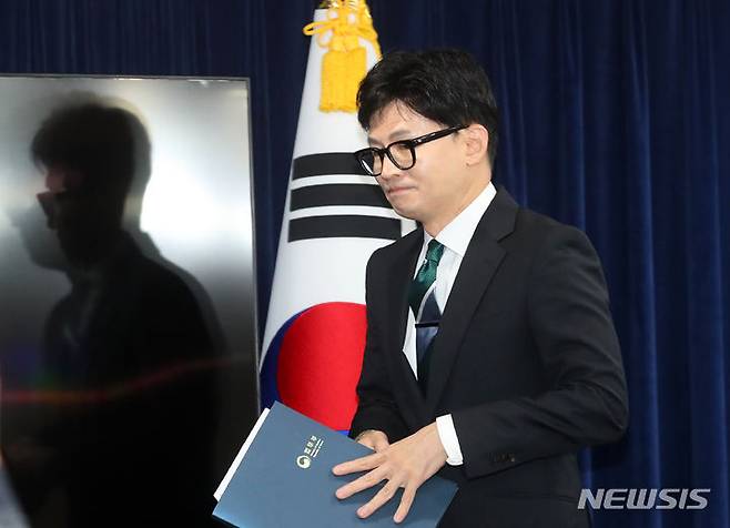 [서울=뉴시스] 배훈식 기자 = 한동훈 법무부 장관이 14일 오전 서울 종로구 정부서울청사에서 광복절 특사 대상자를 발표한 뒤 단상을 내려오고 있다. 2023.08.14. dahora83@newsis.com