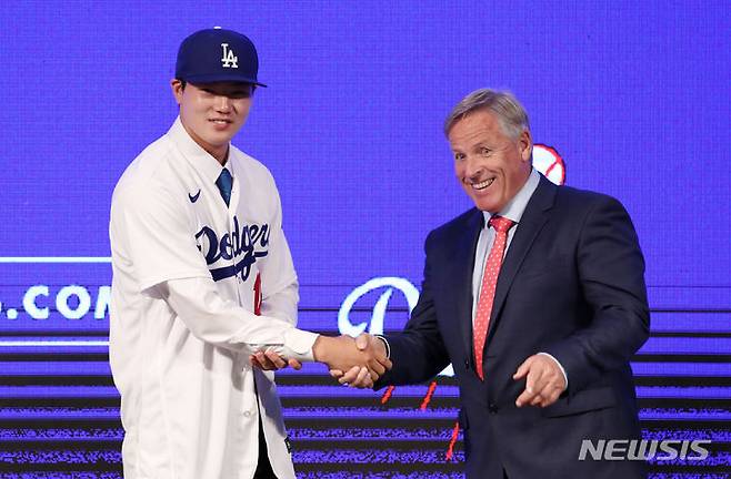 [서울=뉴시스] 조성우 기자 = 미국 메이저리그 LA 다저스와 계약한 장현석이 14일 오후 서울 용산구 드래곤시티호텔에서 열린 입단 기자회견에서 유니폼과 모자를 착용한 뒤 존 디블 LA 다저스 태평양 지역 스카우팅 디렉터와 기념촬영을 하고 있다. 2023.08.14. xconfind@newsis.com