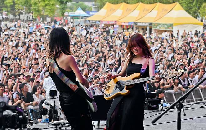 [서울=뉴시스] 히츠지분가쿠(羊文学). 2023.08.14. (사진 = 소니뮤직 제공) photo@newsis.com *재판매 및 DB 금지