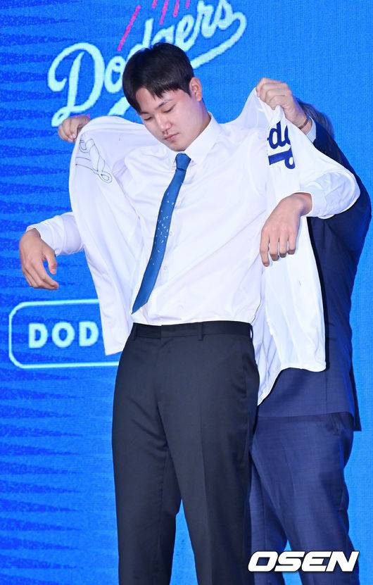 [OSEN=민경훈 기자]장현석이 유니폼을 입고 포토타임을 갖고 있다. 2023.08.11 /rumi@osen.co.kr