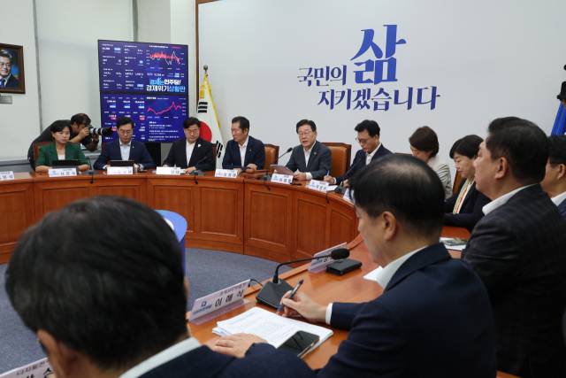 ▲더불어민주당 이재명 대표가 14일 오전 국회에서 열린 최고위원회의에서 발언하고 있다. 이 대표 오른쪽(사진상 왼쪽)으로 정청래, 박찬대, 장경태 최고위원이 앉아 있다. ⓒ연합뉴스