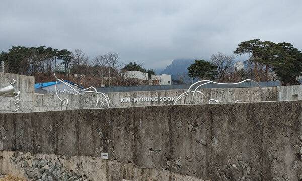 쇄석을 거푸집에 넣고 콘크리트를 부어 만든 미술관의 벽