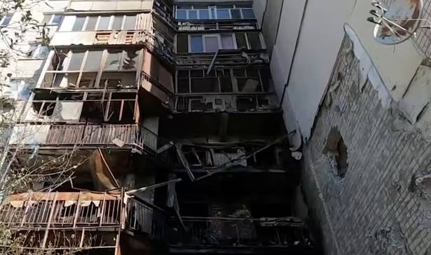 러시아의 공격으로 남부 헤르손주(州) 시로카발카 마을에서 생후 22일 된 여자아기와 부모를 포함한 7명이 사망했다. 사진은 공격을 당한 헤르손주 아파트. 로이터 연합뉴스