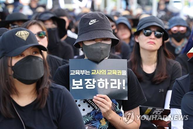 "교사의 교육권을 보장하라!"  공교육정상화교육주체연대 관계자들이 지난 8일 오후 세종시 정부세종청사 교육부앞에서 공교육 정상화 촉구 집회를 열고 있다. [연합뉴스 자료사진. 재판매 및 DB 금지]