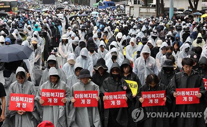 묵념하는 교사들 지난 12일 서울 종각역 인근 도로에서 열린 제4차 안전한 교육 환경을 위한 법 개정 촉구 집회에서 참여한 교사 등이 묵념하고 있다. 2023.8.12 jjaeck9@yna.co.kr