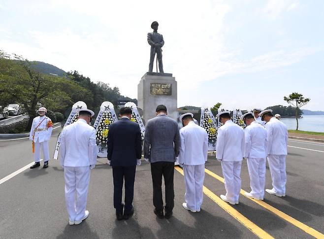 제57주기 이인호제 거행 (창원=연합뉴스) 14일 경남 창원시 진해구 해군사관학교 이인호 소령 동상 앞에서 열린 제57주기 이인호제에서 해군이 묵념하고 있다. 2023.8.14 [해군 제공. 재판매 및 DB 금지]