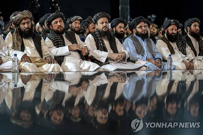 2023년 5월 11일 탈레반 창립자이자 최고 지도자인 모하마드 오마르 10주기 행사에 참석한 탈레반 지도자들 [AP 연합뉴스 자료사진. 재판매 및 DB 금지]