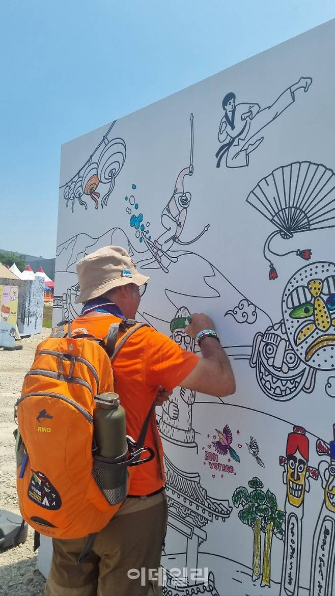 2023 새만금 세계스카우트잼버리 한국관광 홍보관을 찾은 한 참가자가 한국관광명소 컬러링 월에 색을 칠하고 있다. (사진=한국관광공사)