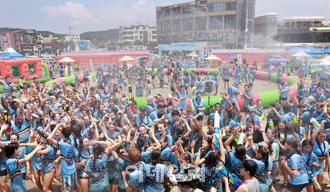 ‘2023 새만금 세계스카우트잼버리’ 공식 입소에 앞서 조기 입국한 벨기에 대원들이 지난달 28일 ‘제26회 보령머드축제’가 이어지는 보령 대천해수욕장을 찾아 축제를 만끽하고 있다. (사진=뉴시스)