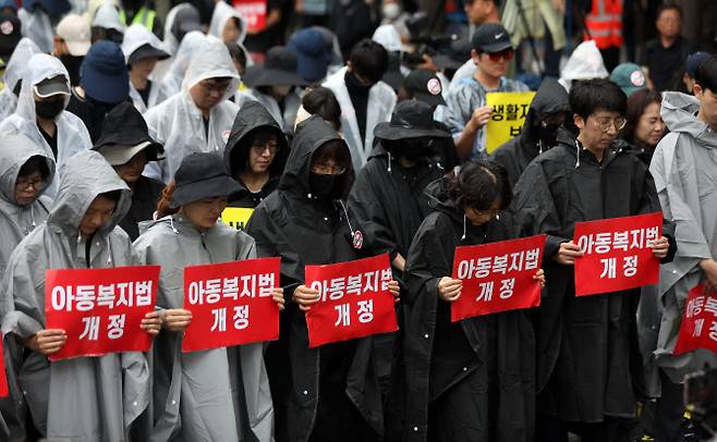 전국 초중고 교사들이 12일 서울 종로구 종각 일대에서 서이초 교사 추모식 및 교사생존권을 위한 집회에서 아동복지법 개정과 교사 생활지도권 보장을 촉구하고 있다. (사진=뉴시스)