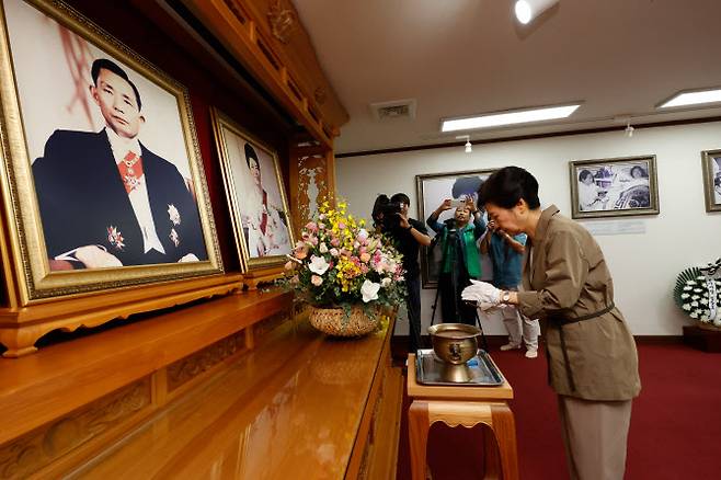 박근혜 전 대통령이 15일 오전 경북 구미시 상모동 박정희 전 대통령를 찾아 분향하고 있다.(사진=연합뉴스 제공)