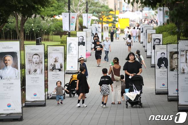 제78주년 광복절을 하루 앞둔 14일 오후 서울 서대문형무소역사관 주변에 독립운동가들을 알리는 입간판이 설치돼 있다. 2023.8.14/뉴스1 ⓒ News1 이승배 기자