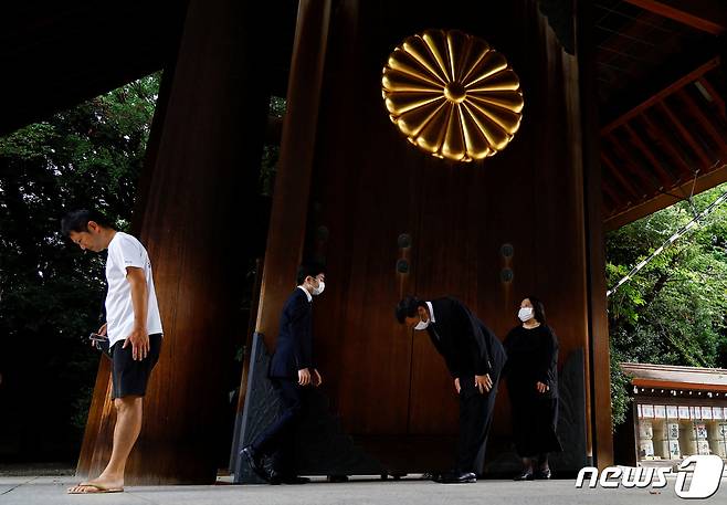 15일 일본이 패전일을 맞이한 가운데, 우익 단체들과 시민들이 도쿄 지요다구의 야스쿠니 신사를 참배했다. 2023.08.15. ⓒ 로이터=뉴스1 ⓒ News1 정윤영 기자