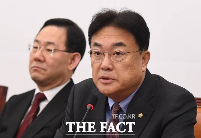 고 노무현 대통령에 대한 허위 사실을 유포한 혐의를 받는 정진석 국민의힘 의원에게 징역형을 선고한 법원의 판결을 놓고 정치권이 비난을 이어가고 있다. 정진석 국민의힘 비상대책위원장이 20일 서울 여의도 국회에서 열린 비상대책위원회의에 참석해 모두 발언하고 있다./이새롬 기자