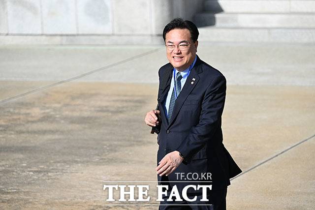 한일 의원연맹 회장을 맡고있는 정진석 국민의힘 의원이 미소지으며 일본행 비행기로 향하고 있다.