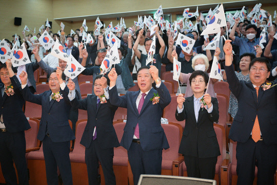 제78주년 광복절을 맞은 15일 세종시청 여민실에서 열린 경축식에 참석한 내빈들이 태극기를 들고 있다. 사진=세종시 제공