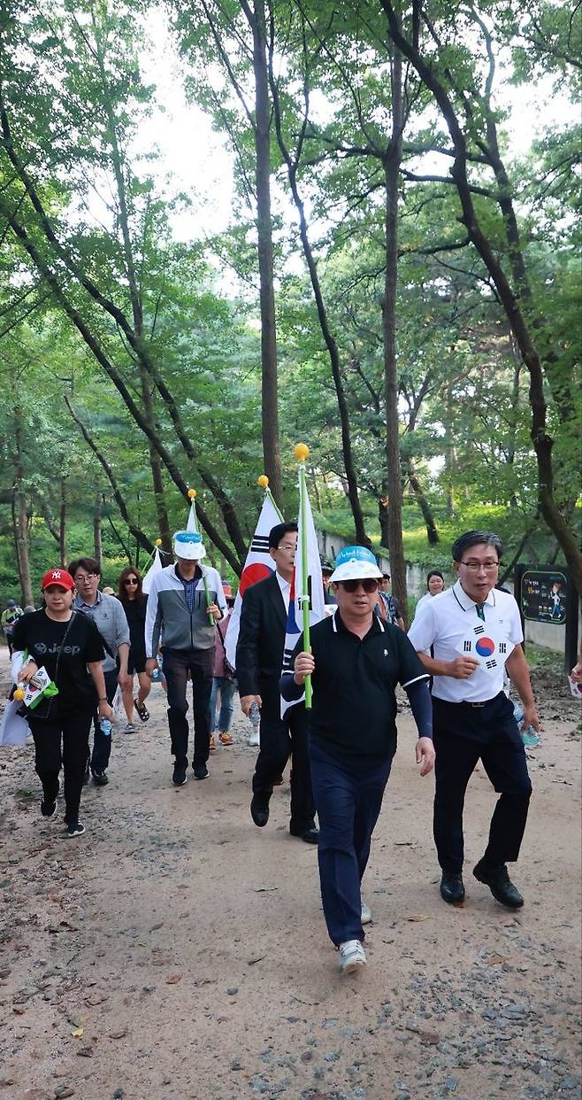 홍유릉 주변 산책로 3.5km를 걸으며 광복의 의미를 되새기고 있는 참석자들.ⓒ남양주